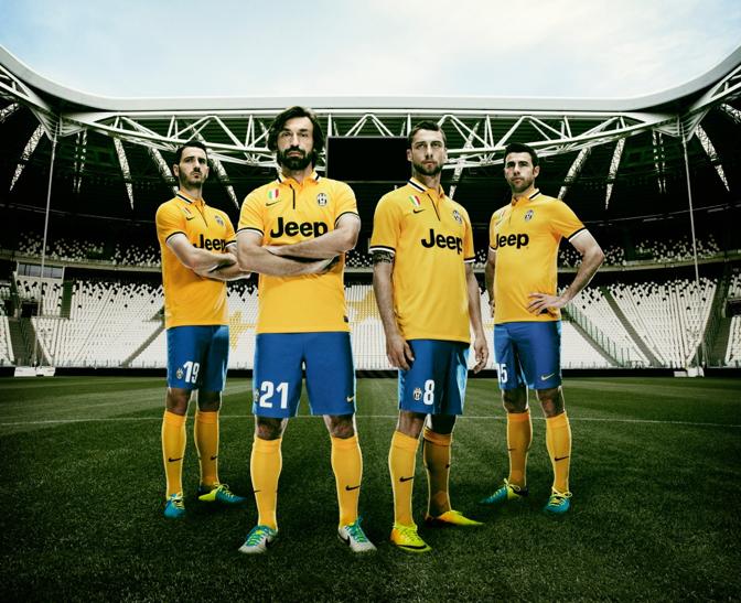 Ecco la seconda maglia della stagione 2013/2014 della Juventus. La Nike ha realizzato una casacca gialla con taglio a polo e pantaloncini blu; un omaggio ai colori della citt di Torino e un richiamo alla divisa gloriosa della Juventus dei primi anni Ottanta.